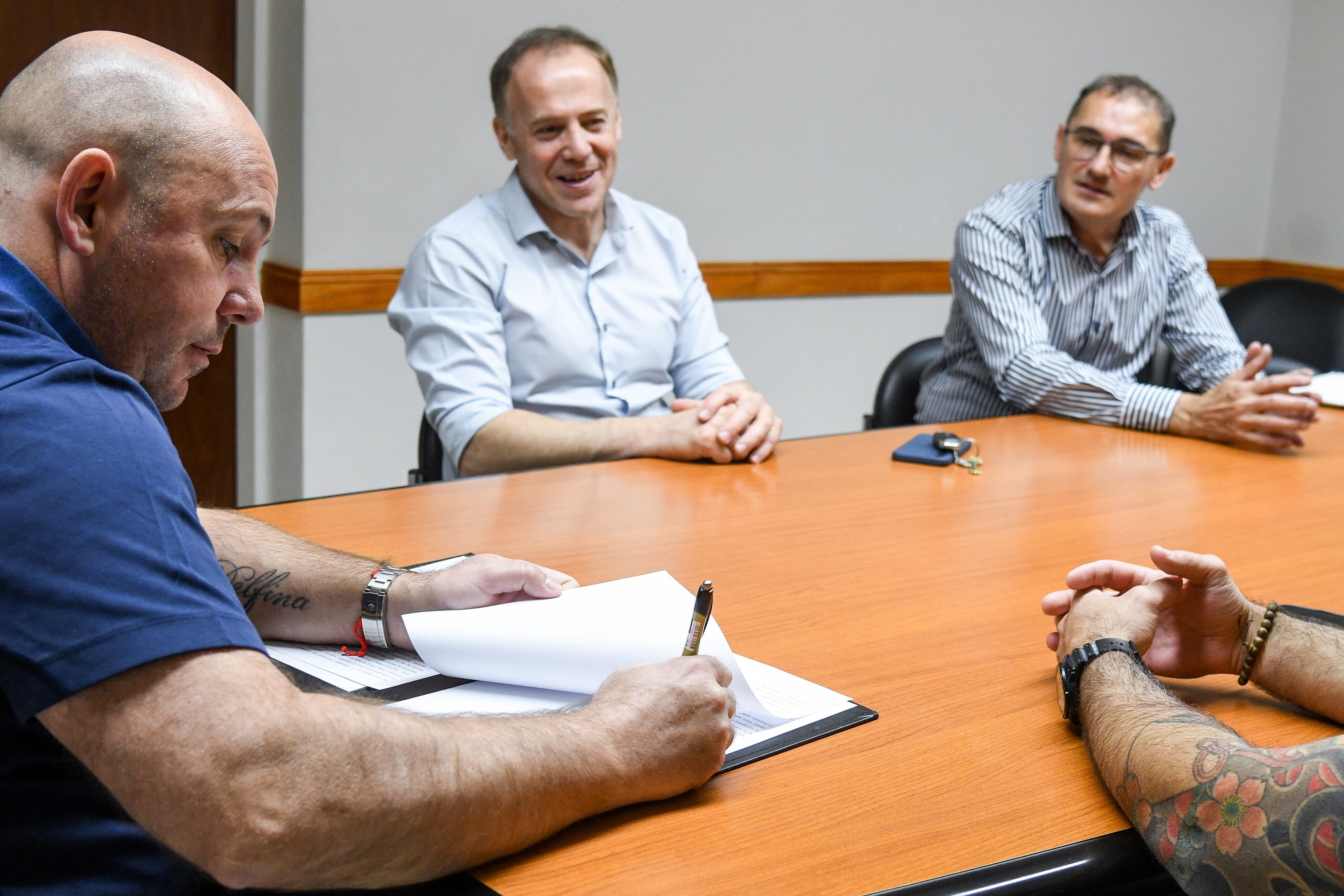 Gustavo Sastre firmó un convenio con las autoridades locales de la empresa Camuzzi