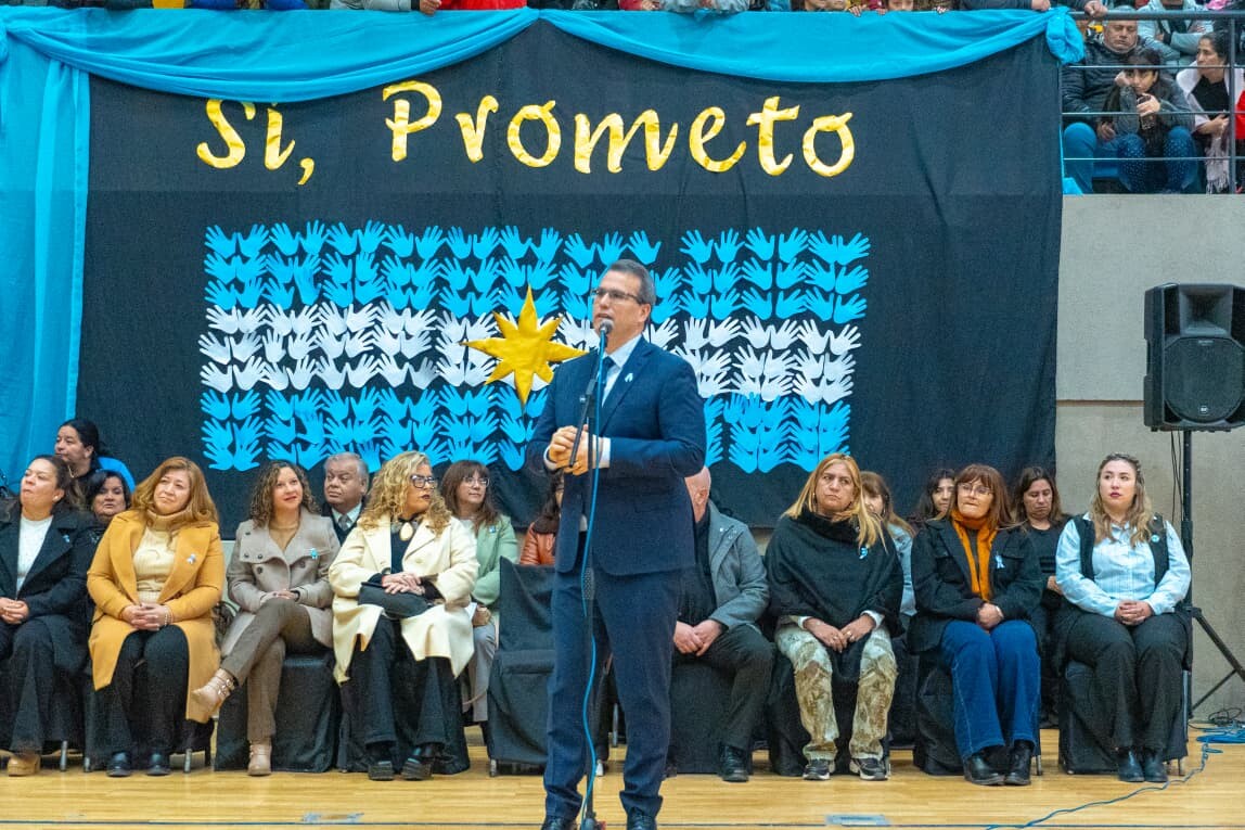 El Compromiso Nos Une 2026: más de 1.400 alumnos de Rawson prometieron lealtad a la Bandera Argentina