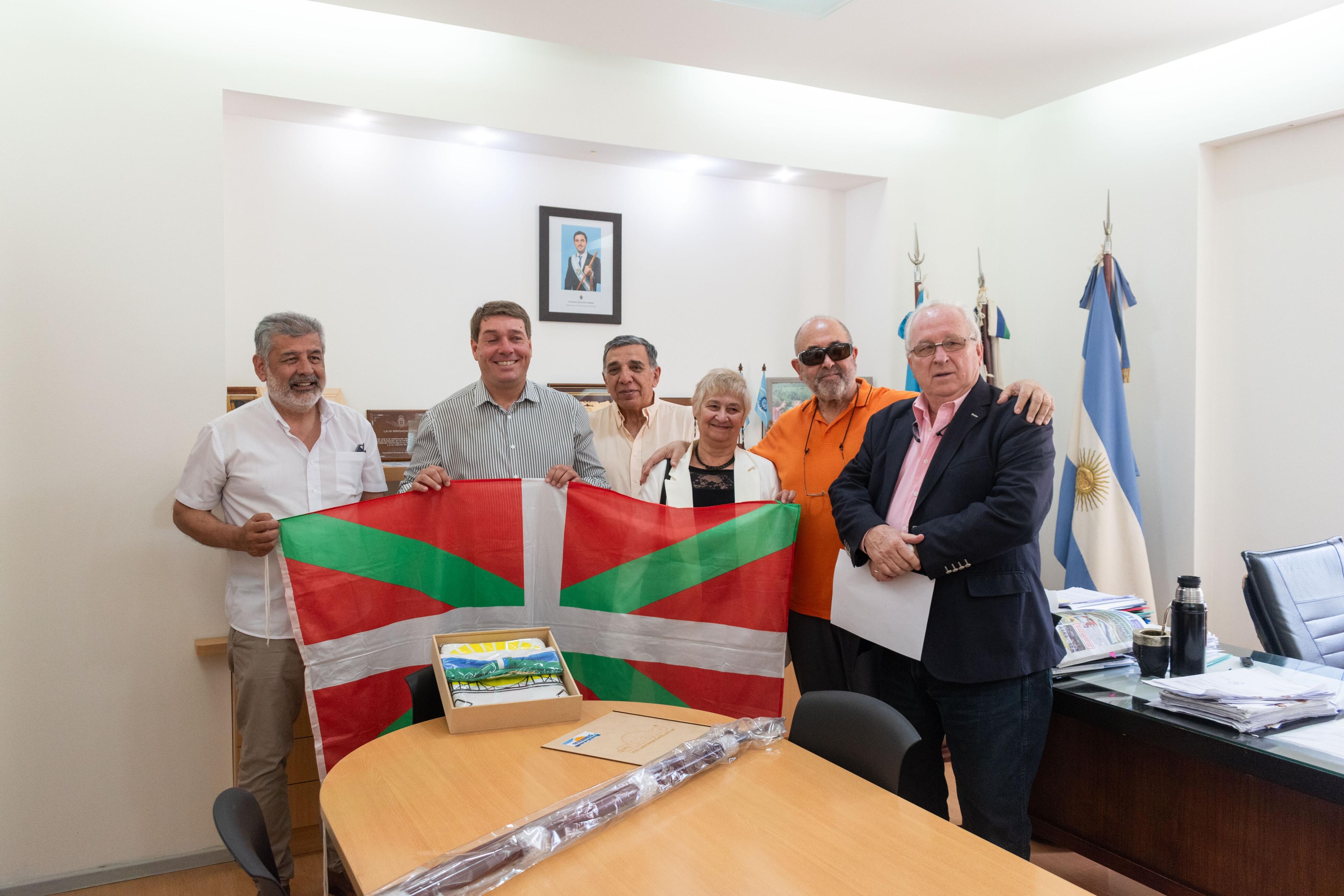 El Municipio hizo entrega de la bandera de Rawson a la Casa Vasca Rawson (1).jpeg El intendente Biss hizo entrega de la bandera de Rawson a la Casa Vasca