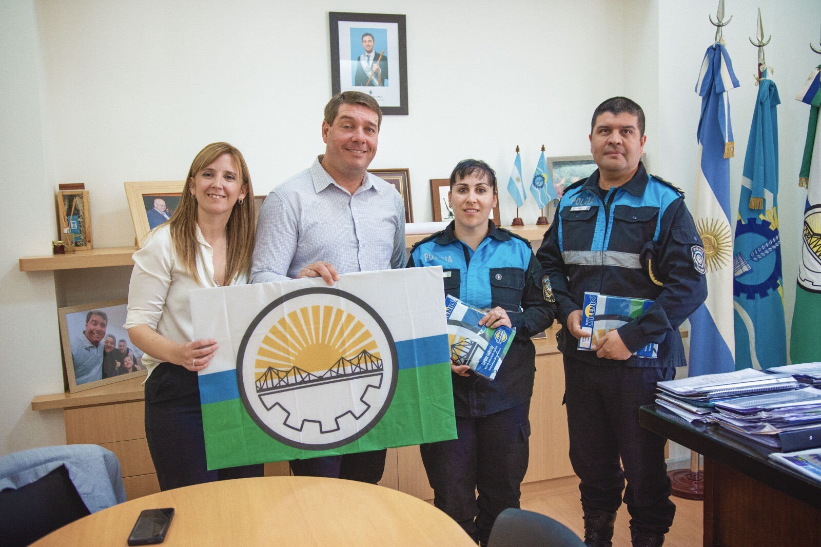 El Municipio hizo entrega de la bandera de Rawson al Instituto Superior de Formación Policial Nº 811
