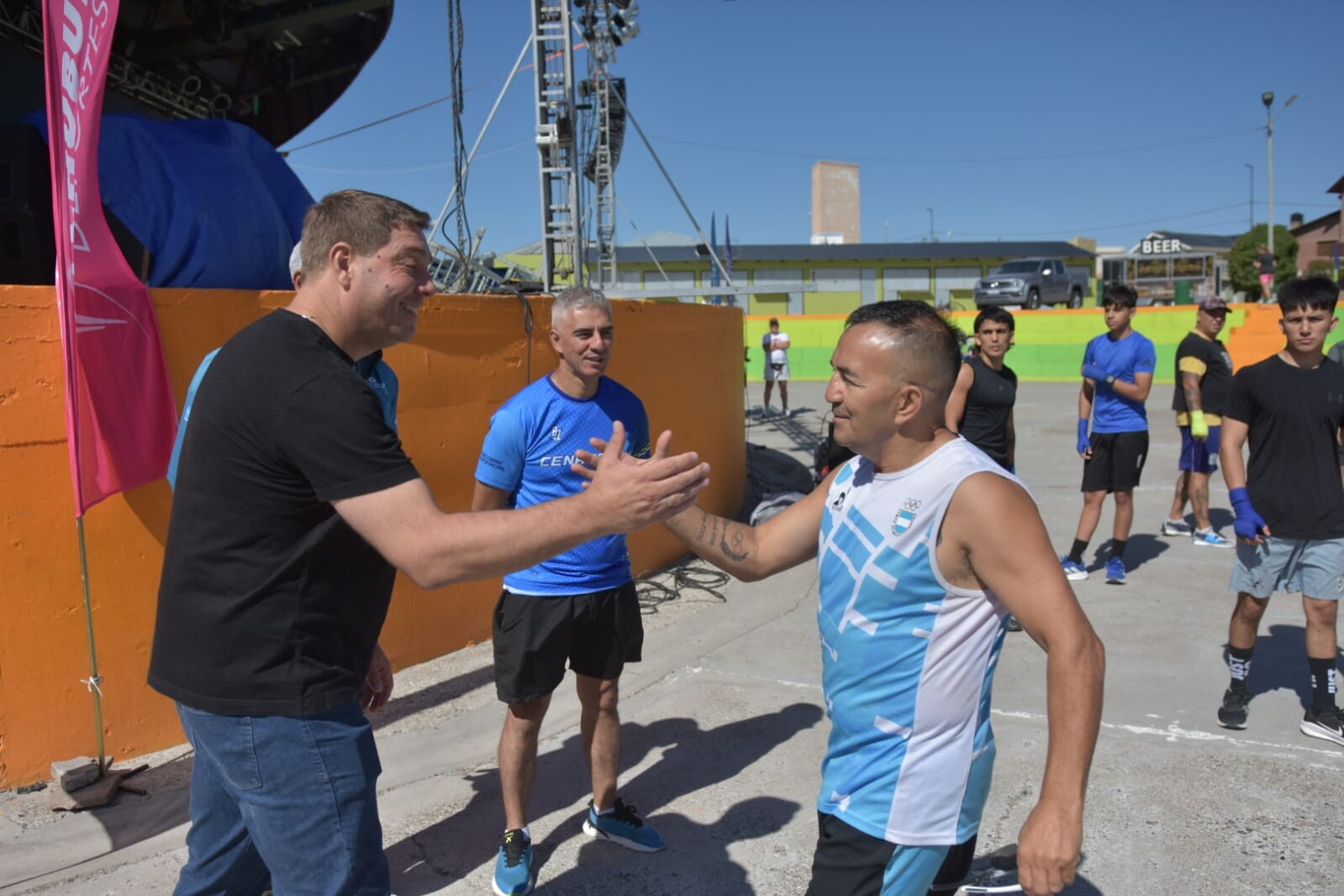 El campeón mundial de boxeo Omar Narváez realizó un entrenamiento abierto en Playa Unión