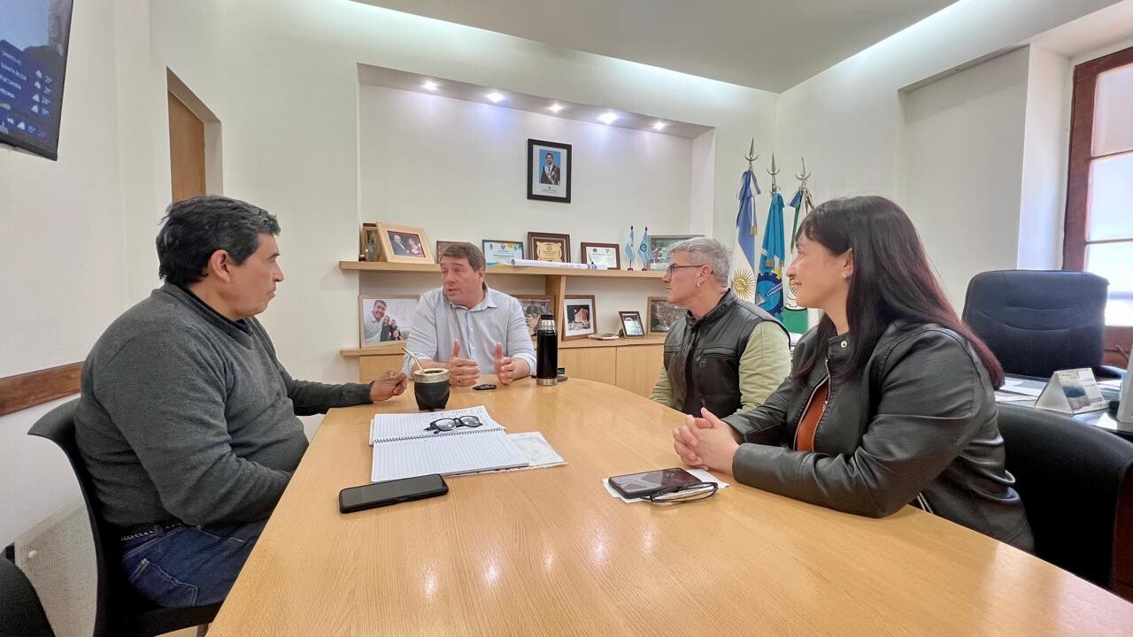 El intendente Biss articula acciones para el avance del proyecto del muelle flotante de Rawson
