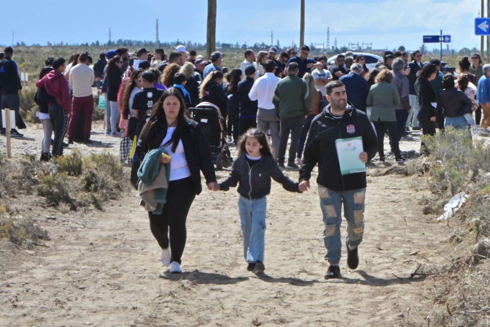 El intendente Biss entregó terrenos a 99 familias beneficiarias del Programa Lotear (11).jpeg