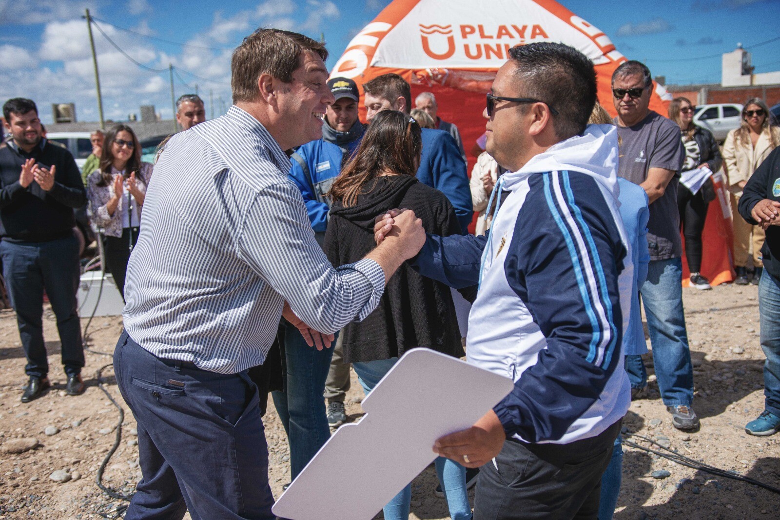 El intendente Biss entregó terrenos a 99 familias beneficiarias del Programa Lotear