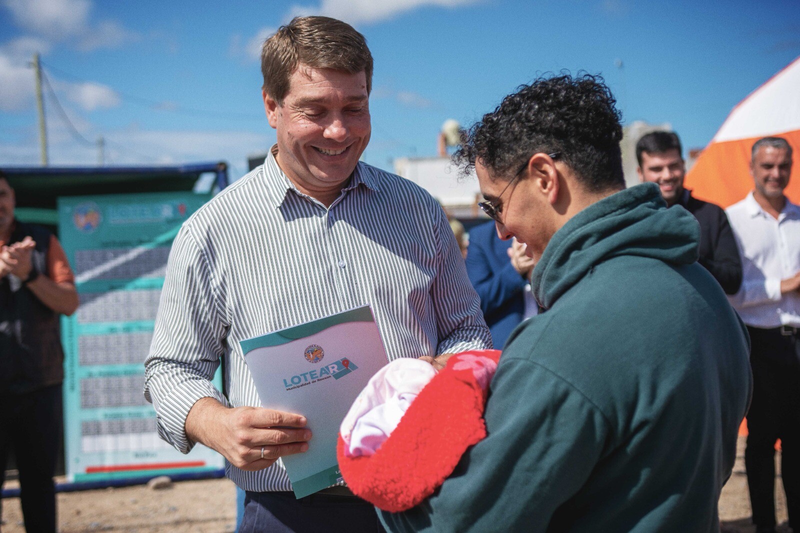 El intendente Biss entregó terrenos a 99 familias beneficiarias del Programa Lotear (6).jpeg