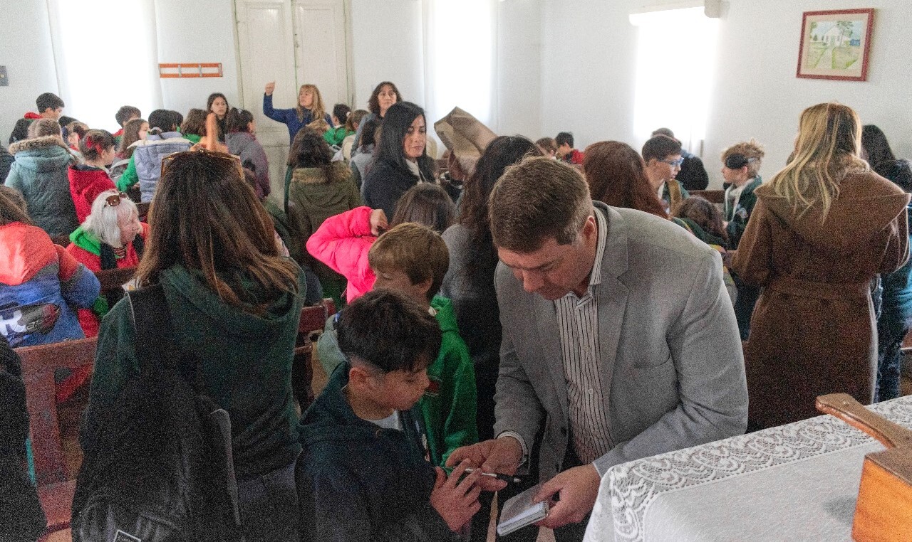 El intendente Biss recibió en la Capilla Berwyn a jóvenes estudiantes de escuelas galesas de la Provincia (4).jpeg El intendente Biss recibió en la Capilla Berwyn a jóvenes estudiantes de escuelas galesas de la Provincia (4).jpeg