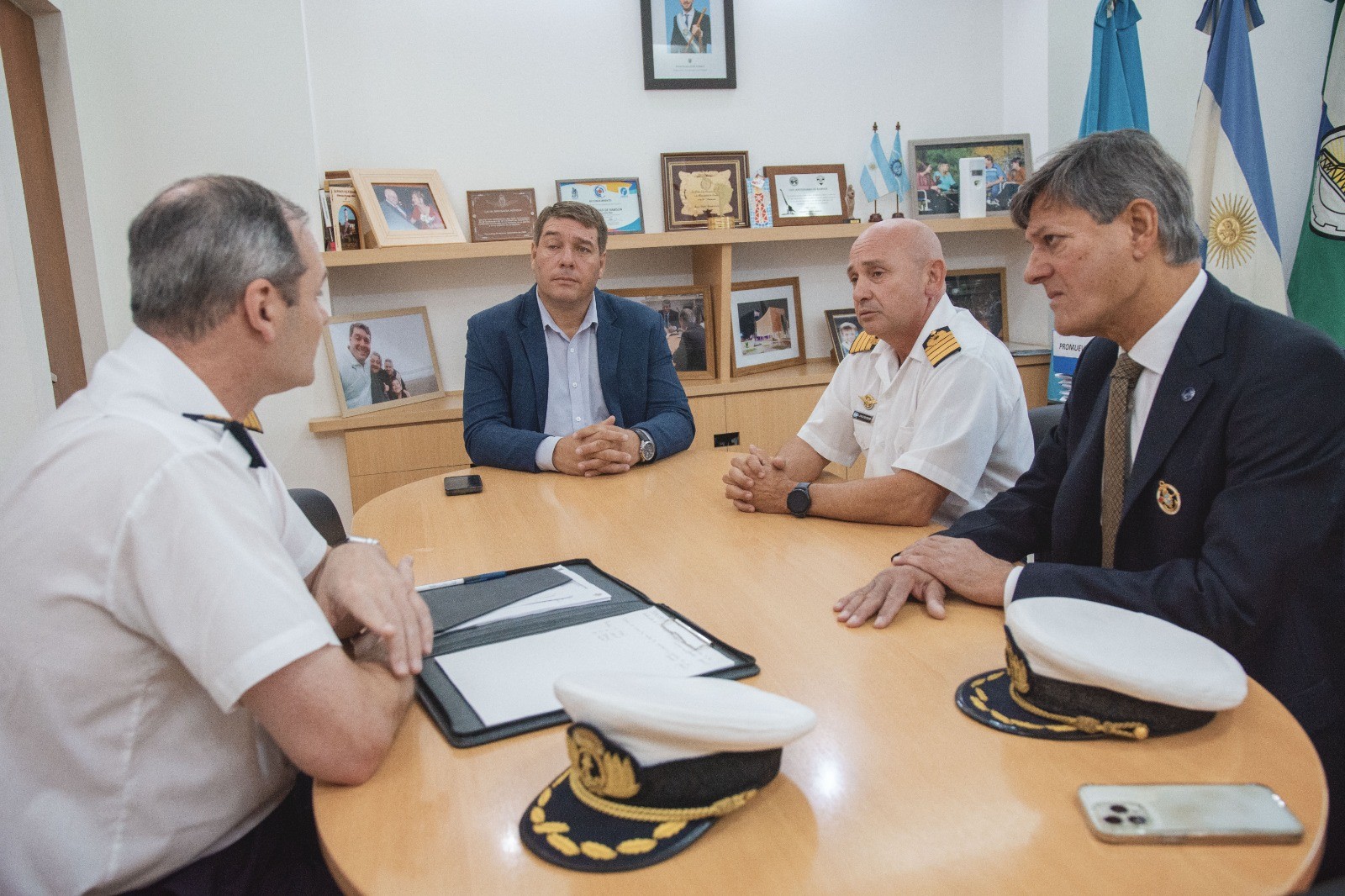 El intendente Biss y autoridades de la Base Aeronaval N° 3 coordinan acciones para la ceremonia del 2 de Abril.jpeg El intendente Biss y autoridades de la Base Aeronaval N° 3 coordinan acciones para la ceremonia del 2 de Abril