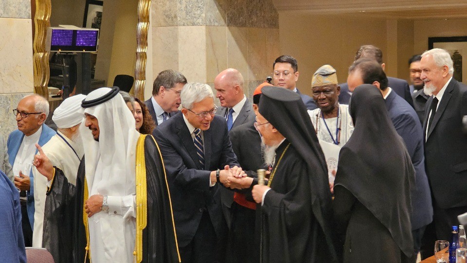 Elder Gong IA 2.jpg El élder Gerrit W. Gong del Cuórum de los Doce Apóstoles saluda con un apretón de manos a S.S.T. Bartolomé I de Constantinopla, Patriarca Ecuménico de Constantinopla, después de una sesión del Consejo Mundial de Religiones por la Paz en Estambul, República de Turquia