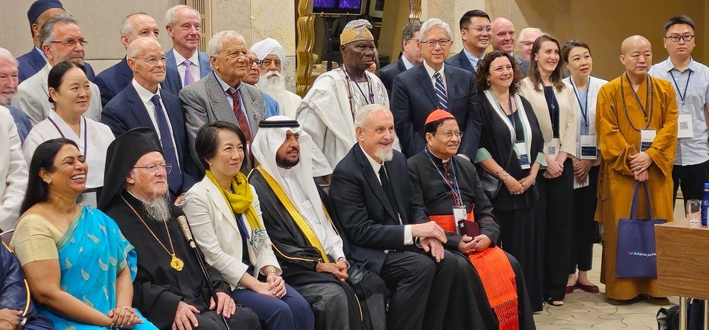 Elder Gong IA 3.jpeg El élder Gerrit W. Gong del Cuórum de los Doce Apóstoles, centro derecha, se une a otros participantes del Consejo Mundial de Religiones para la Paz para una foto grupal en Estambul, República de Turquia