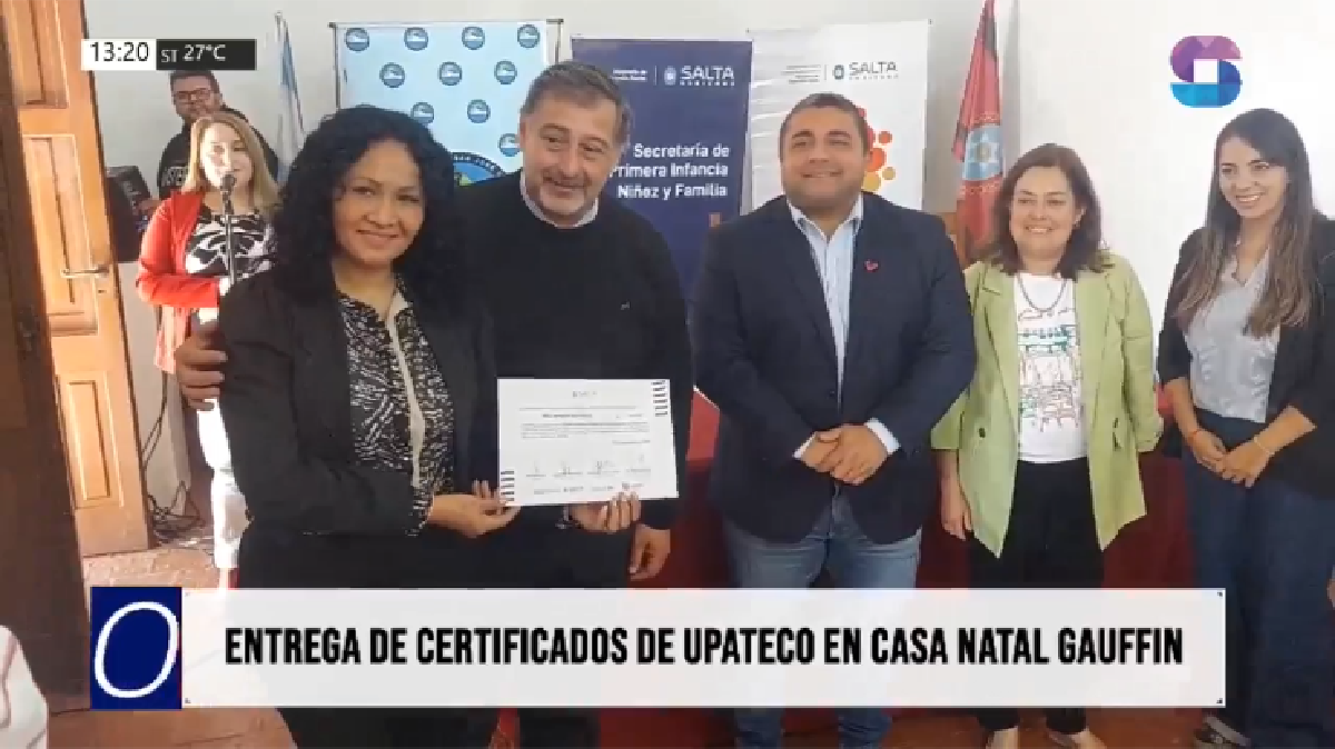 Entrega de certificados.png Metán: entregan certificados universitarios a nuevos promotores en crianzas