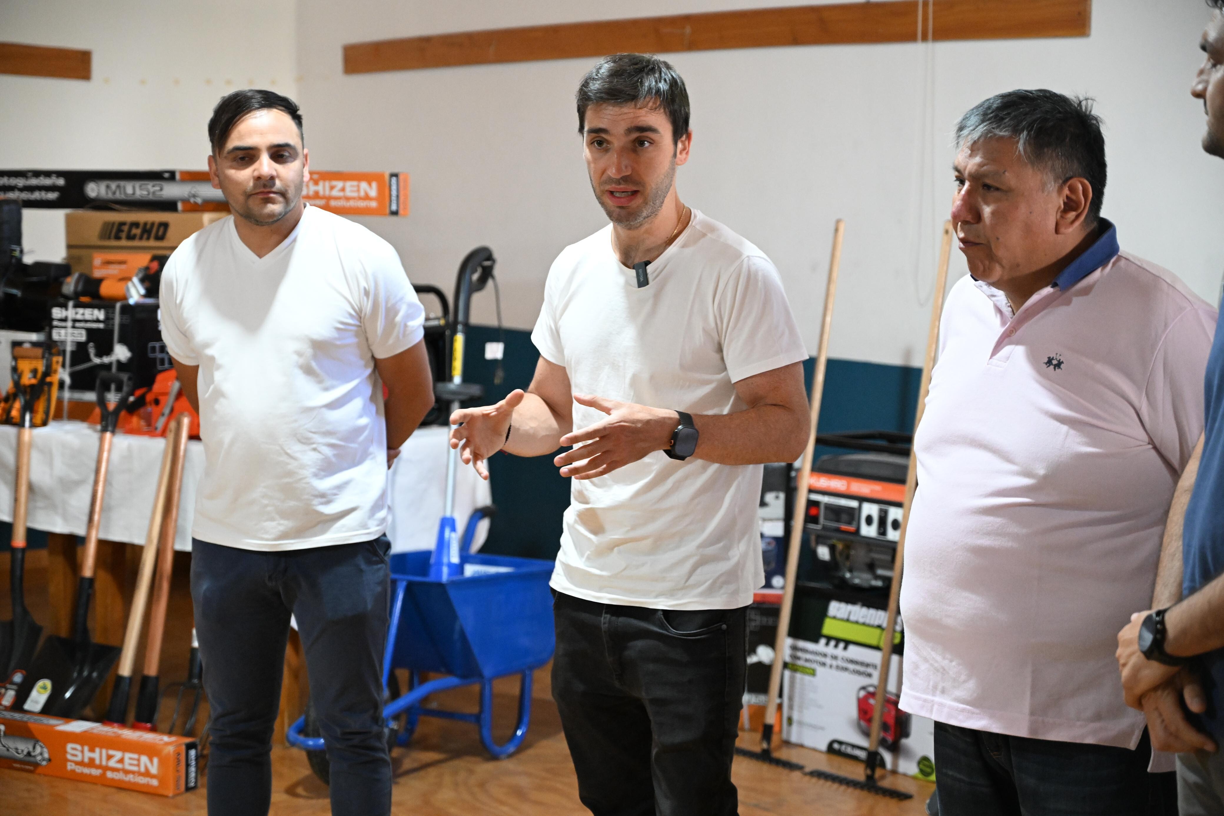 Epuyén2.jpg Torres encabezó entrega de herramientas y materiales a familias afectadas por el incendio de Epuyén
