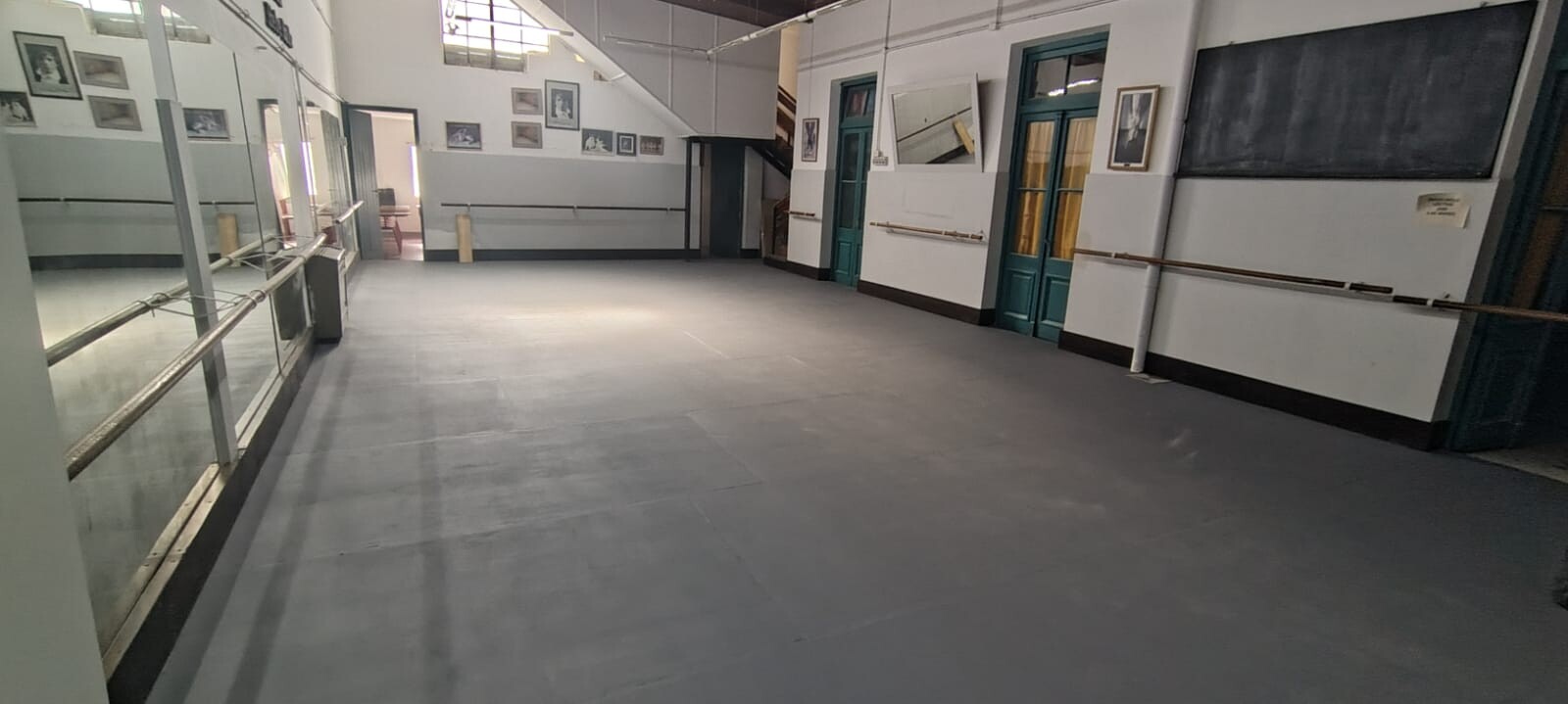 El Municipio completó el recambio del piso en el espacio central de la Escuela Municipal de Danza