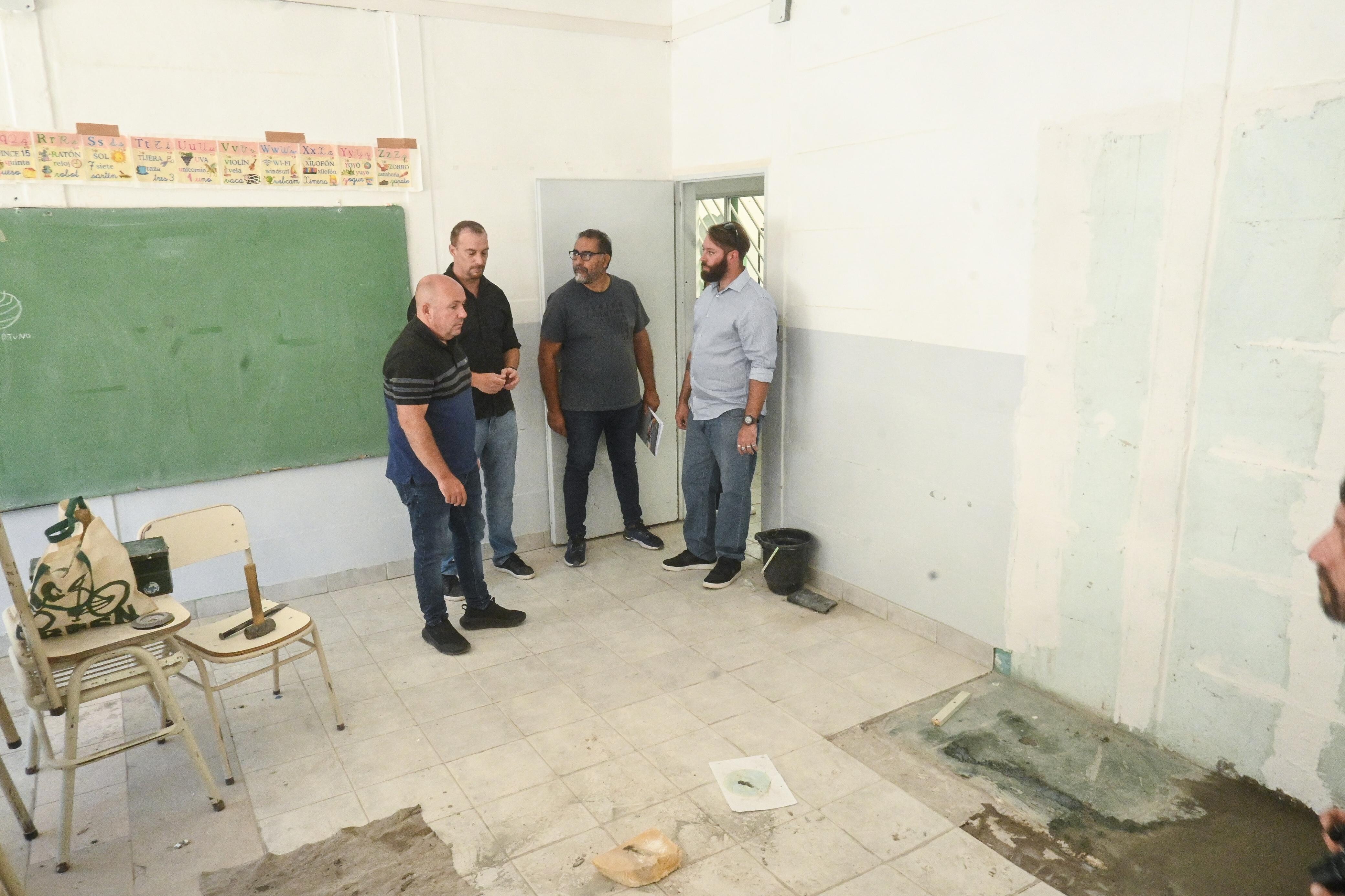 Sastre recorrió las obras que se realizan en la Escuela Municipal Nº 3 de vara al inicio del ciclo lectivo 2025