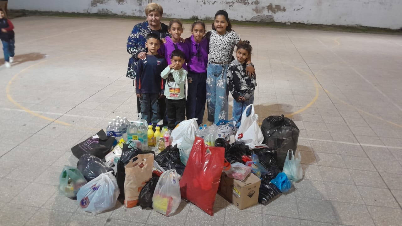 Bomberos y vecinos solidarios con los hermanos de Bahía Blanca