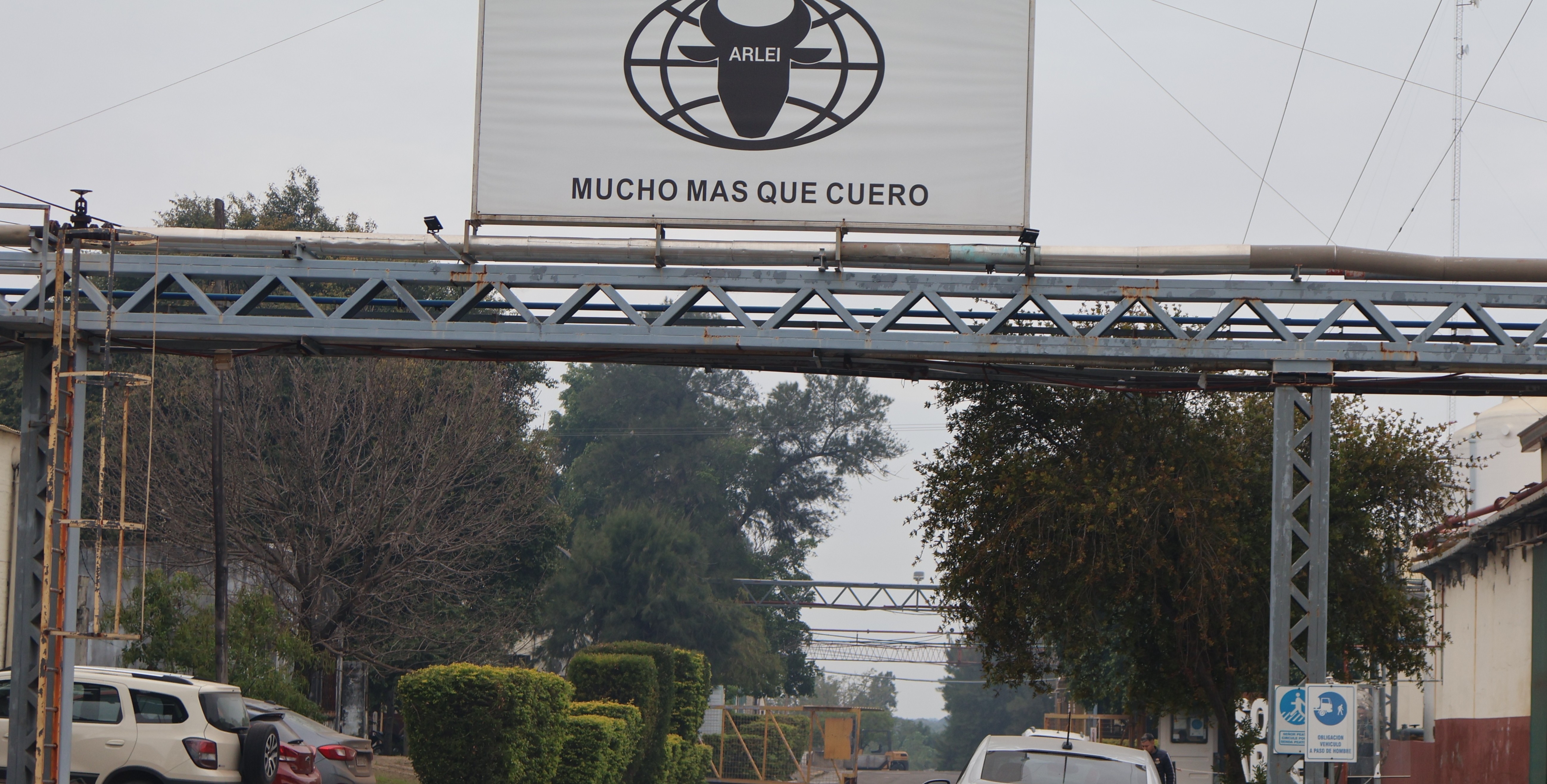 La Curtiembre Arlei de Las Toscas continúa contaminando impunemente el medio ambiente de la ciudad norteña.
