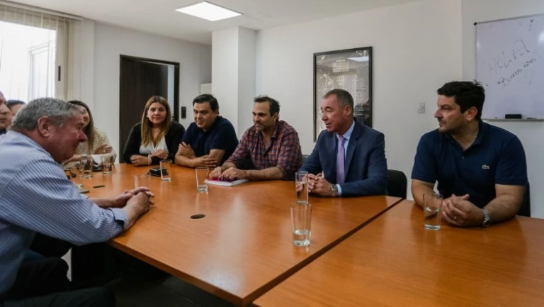El vicegobernador Fabián Martín con los directivos de las ligas de fútbol del interior