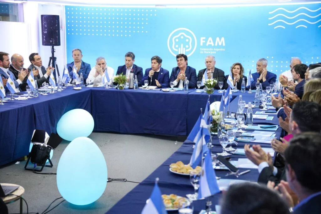 Intendentes de todo el país van a Economía a exigirle a Caputo la plata que les debe