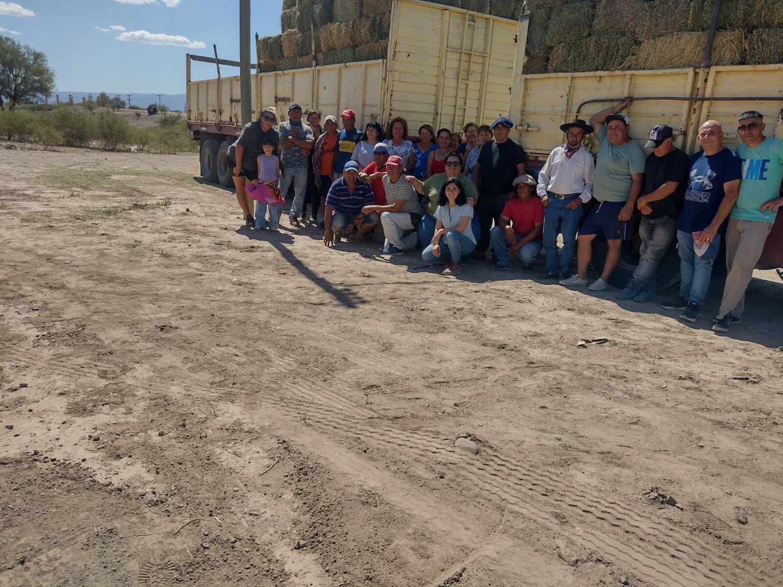 Entregaron fardos de pasto en Bermejo para Productores del Sur