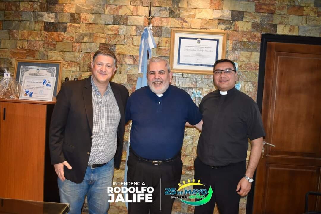 FB_IMG_1726782123463.jpg Obispo Auxiliar, de la Arquidiocesis de San Juan de Cuyo, Pbro. Gustavo Larrazabal, en 25 de Mayo