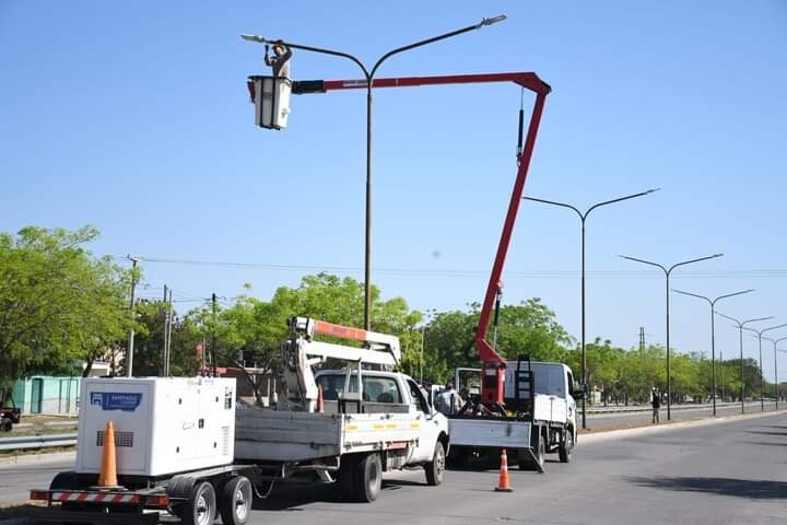 Electricidad de la Municipalidad trabaja para reponer el alumbrado de avenida Lugones afectado por vandalismo
