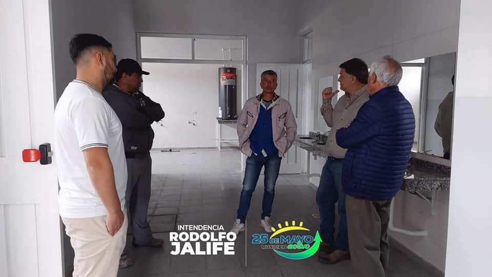 FB_IMG_1729030919291.jpg Rodolfo Jalife, en la escuela Provincia de San Luis, dialogó con el personal docente y no docente, sobre las necesidades.