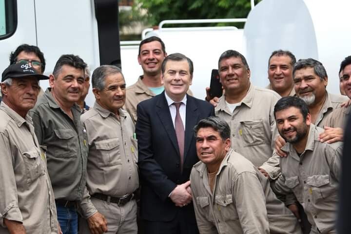 El gobernador Gerardo Zamora entrego 15 camiones tanque para asistir a los santiagueños 