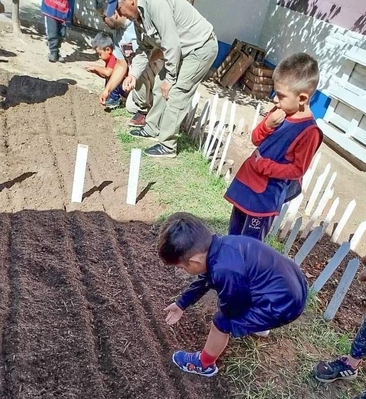 El equipo de huertas urbanas de la municipalidad dictó un taller a docentes y alumnos de jardines del infantes número 15