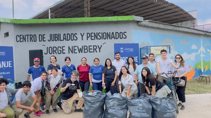 FB_IMG_1731807294035.jpg La Municipalidad y estudiantes secundarios recuperaron más 5 mil botellas plásticas para la Navidad Ecológica