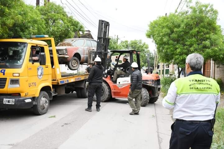 FB_IMG_1732150398889.jpg Tránsito de la Municipalidad y la Policía de la Provincia comenzaron a retirar vehículos abandonados en la vía pública