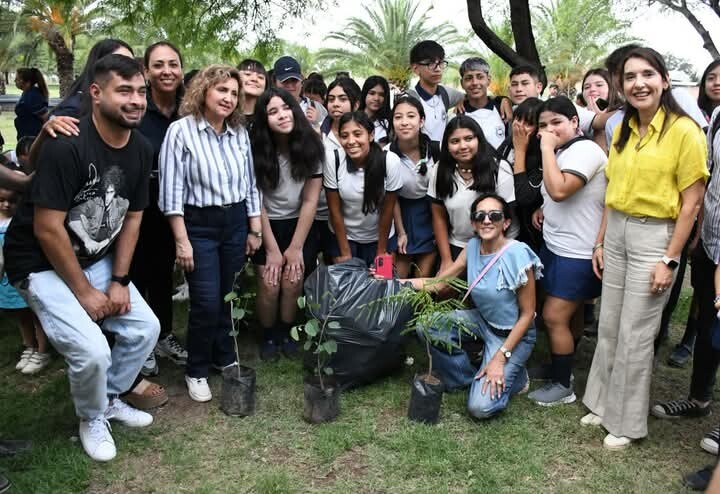 FB_IMG_1732739883730.jpg La intendente Fuentes y la ministra Nassif junto a estudiantes participaron de una jornada de eco canje por la Navidad Ecológica
