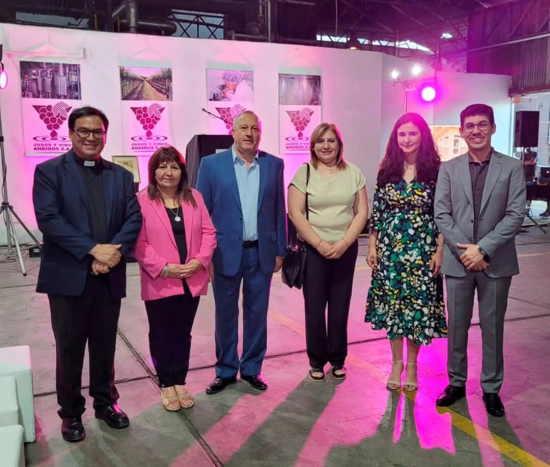 FB_IMG_1732916316595.jpg Acompañando a la empresa Jugos y Vinos Andinos S.A.U. en su apertura.