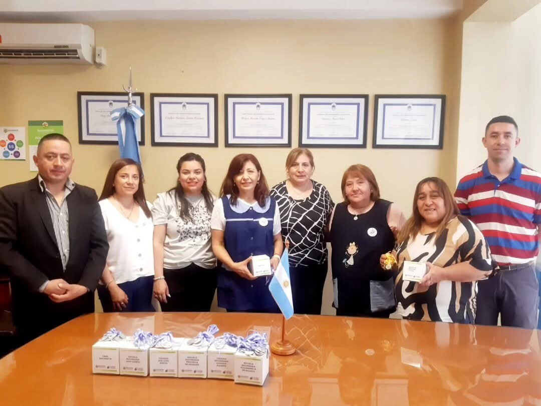 FB_IMG_1733338312452.jpg Analía Becerra, hizo entrega de medallas para los egresados de la promoción 2024