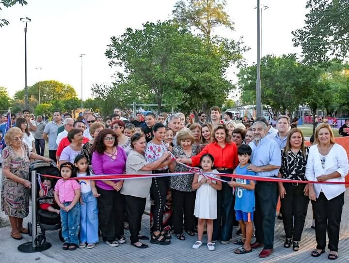 La intendente Fuentes acompañada por vecinos habilitó la remodelación de la plaza “Docente santiagueño”