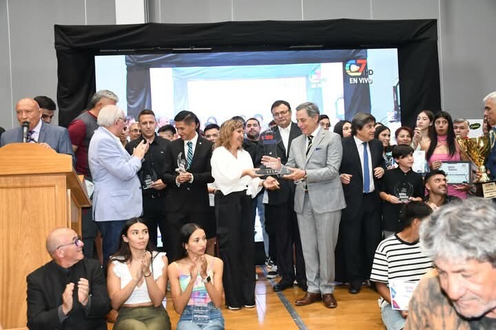 La intendente Fuentes recibió una mención especial en la entrega de premios del Programa Opinión Deportiva