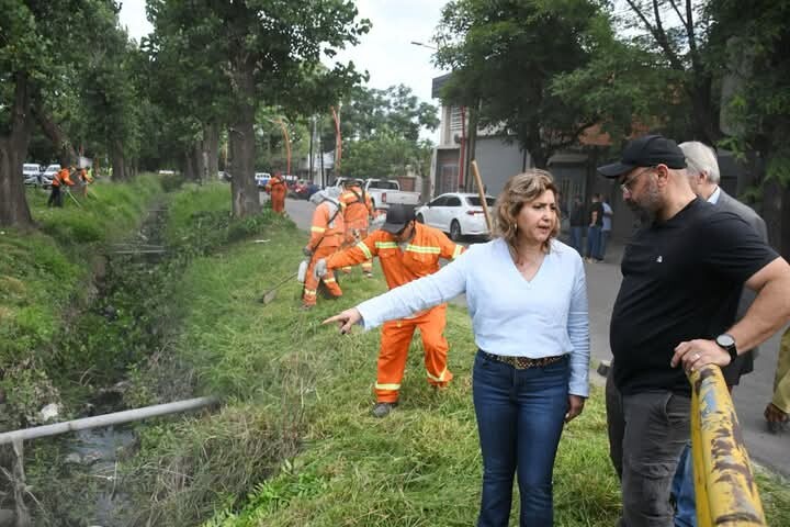 La intendente Fuentes supervisó el operativo de mantenimiento del desagüe de avenida Aguirre