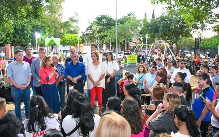 La intendente Fuentes inauguró la plazoleta “Narciso Laprida” en el barrio Huaico Hondo acompañada por vecinos