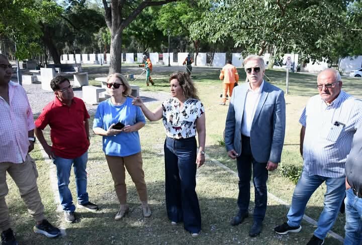 La intendente Fuentes supervisó el operativo de limpieza y desmalezamiento en el parque Aguirre