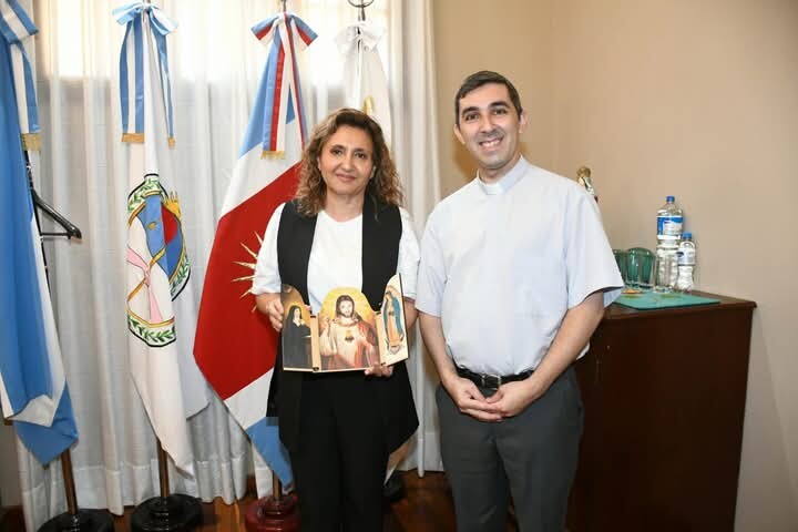 FB_IMG_1736300133475.jpg La intendente Fuentes recibió en el salón de acuerdos al párroco de la Iglesia Sagrado Corazón de Jesús