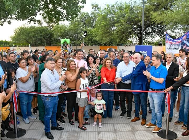 La intendente Fuentes junto a vecinos dejaron inaugurada la plaza Peruchillo en el barrio Juan Felipe Ibarra
