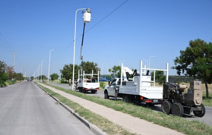 La Municipalidad continúa con la recuperación del alumbrado dañado por vandalismo en la colectora de la Circunvalación