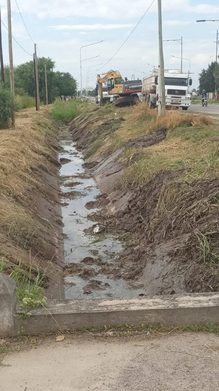LA CAPITAL REALIZÓ LA LIMPIEZA DEL DESAGÜE PARALELO A RUTA NACIONAL NUEVE