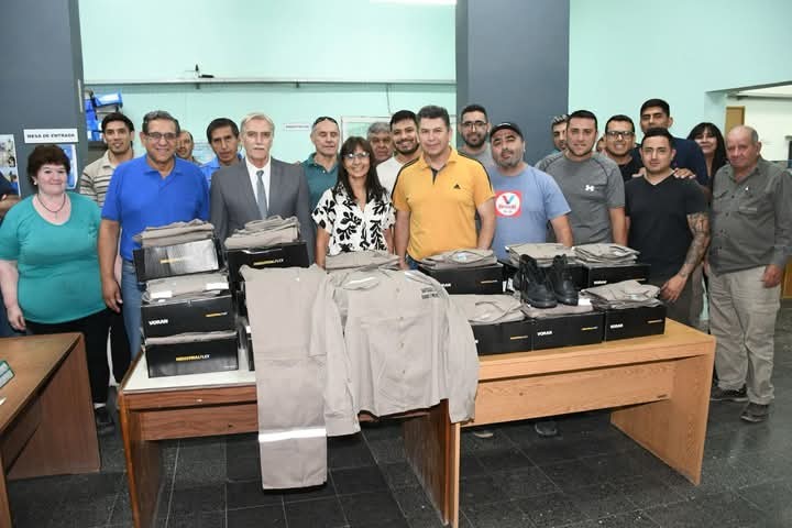 La Capital entregó uniformes al personal de Estudios y Proyectos