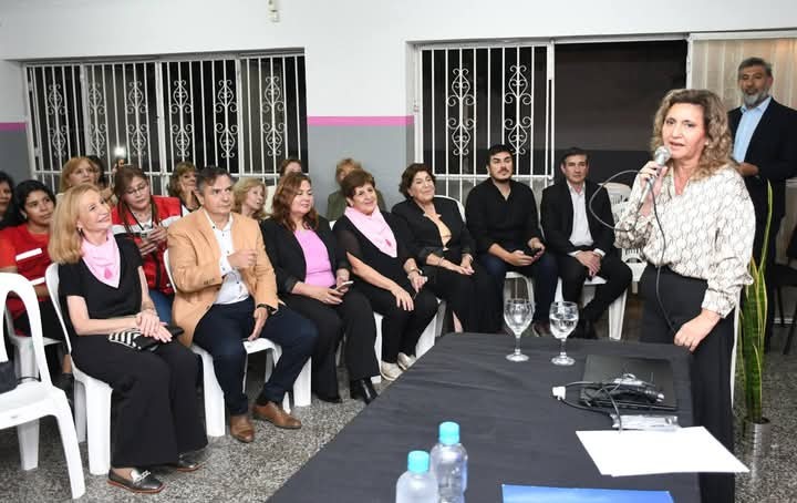 FB_IMG_1743126830631.jpg La intendente Fuentes participó del acto por un nuevo aniversario de la Fundación “Mujer”