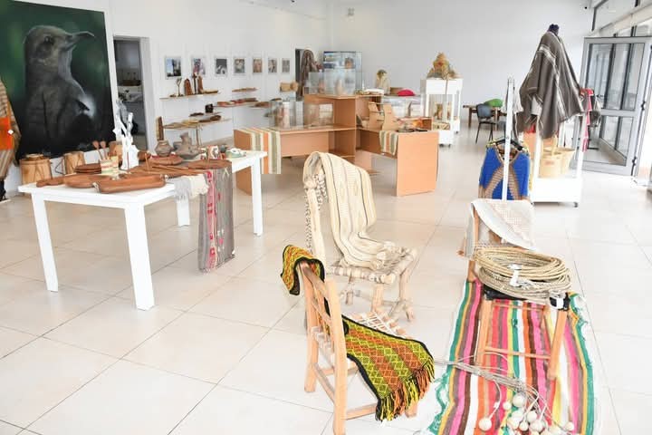 El Mercado Artesanal Municipal exhibe producciones de treinta artesanos