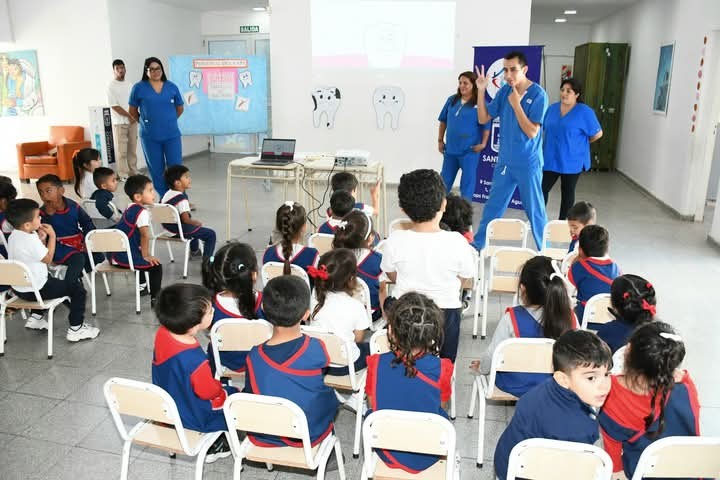 FB_IMG_1744770177479.jpg Agentes sanitarios de la municipalidad dieron una charla sobre salud bucodental en su jardin de infantes “El Principito”
