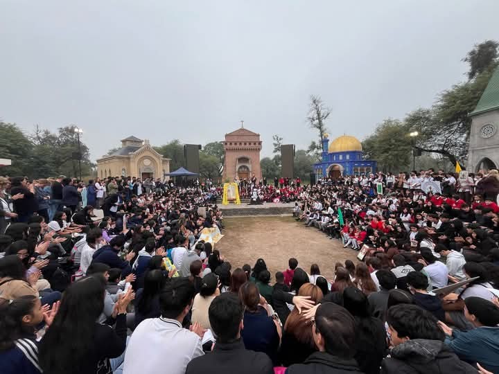 El Parque del Encuentro recibió a cientos de jóvenes que formaron parte de una jornada para honrar la memoria y el legado del Papa Francisco,