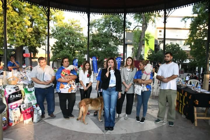 La intendente Fuentes estuvo presente en el desfile de mascotas por el Día del Animal en la plaza Libertad