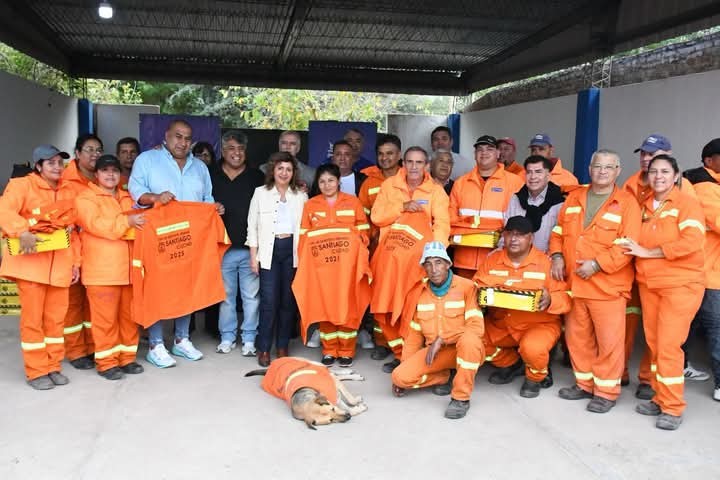La intendente Fuentes destacó la tarea del personal de recolección y limpieza al entregar nuevos uniformes