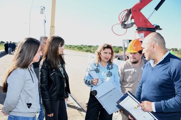 La intendente Fuentes supervisó la obra de reposición de 5000 metros del alumbrado público vandalizado en la Costanera Sur