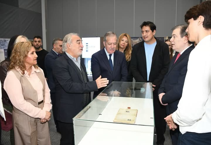 La intendente de Fuentes acompañó al gobernador Zamora en el lanzamiento de la muestra de Ana Frank